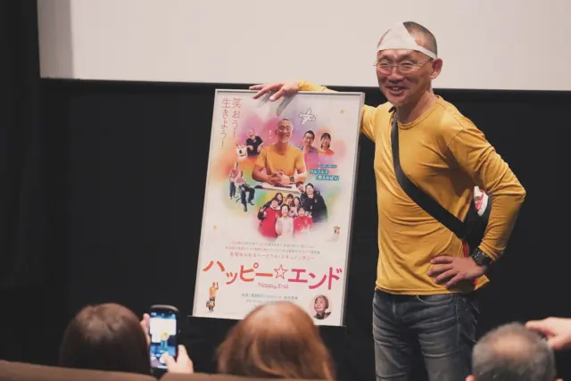 5月10日(土)『ハッピー☆エンド』上映後に、
萬田緑平さん(在宅緩和ケア医)による舞台挨拶を行いました！

「萬田先生の映画上映するの？」とお問い合わせの多い本作。
おかげさまで、当日を迎える前にチケット完売！
あいにくのお天気でお足元の悪い中
萬田先生、ご来場の皆さま、ありがとうございました！

いつお別れの時が来るかわからない。
だから「ありがとう」は伝えていかないと……
頭ではわかっていてもなかなか難しいですよね。
自分が楽しむこと、楽しませること。
萬田先生の考え方を少しでも見習って生きたいです。

上映は5/29(木)まで。
5/9(金)〜5/15(木) 10:00〜
5/16(金)〜5/22(木) 12:00〜
5/23(金)〜5/29(木) 16:40〜

#ハッピーエンド #萬田緑平 さん 
#シネマテークたかさき