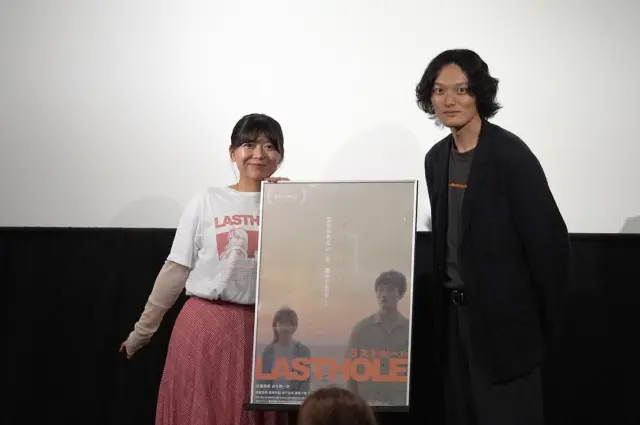 5月17(土)『ラストホール』上映後に、
秋葉美希さん(監督・主演)、田中爽一郎さん(主演)による
舞台挨拶1日目を行いました！

お客様からタイトルの意味のご質問があり、当初は全然別のタイトルだったけどそれは却下されて『ラストホール』になったと聞いて、本当にいいタイトルだなと、しっくりきました。

まだまだたくさんお話お伺いしたい！
なんと！明日もご登壇いただけます！楽しみです！

ご登壇後、当館物販Tシャツたくさん買っていただきました！
お買い上げありがとうございます！
また明日もどうぞよろしくお願いいたします。

#ラストホール #秋葉美希 さん #田中爽一郎 さん
#シネマテークたかさき #渋川清彦さんTシャツ