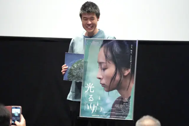 5月24日(土)『光の川』上映後に、
金子雅和監督による舞台挨拶を行いました！

CGなしのこだわりのロケーションは、
情景がとても美しくてお話の世界に引き込まれます！

本日は客席に、ユウチャ/枝郎役の有山実俊さんがいらっしゃっていて、監督もビックリ喜んでいらっしゃいました。

監督の次回作は、
群馬県みどり市ゆかりの相澤忠洋さんを題材にした作品だそうで(2026年度完成予定)、こちらも今から楽しみです。

『光る川』上映は6/5(木)まで続きます。
5/23(金)〜5/29(木) 14:20〜
 5/30(金)〜6/5(木)  17:00〜
みなさまのご来場お待ちしております。

#光る川 #金子雅和 監督